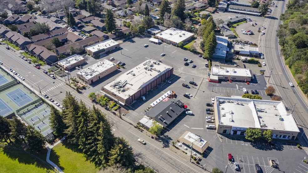 Lakeside Shopping Center portfolio of 9 properties for sale on LoopNet.ca - Building Photo - Image 2 of 56