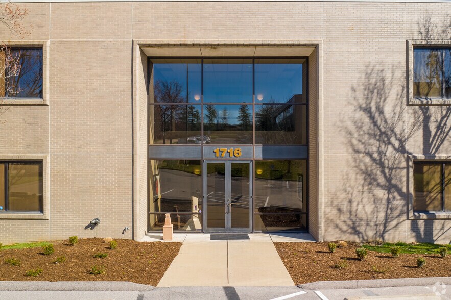 1716 Hidden Creek Ct, Saint Louis, MO à louer - Photo du bâtiment - Image 3 de 4