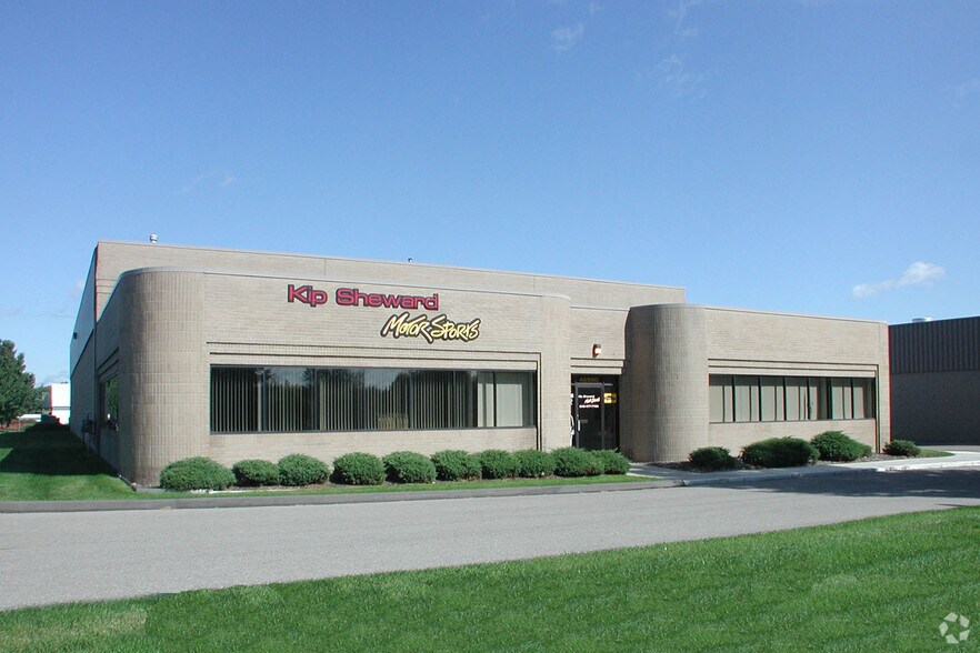 42950 W Ten Mile Rd, Novi, MI à vendre - Photo du bâtiment - Image 3 de 6