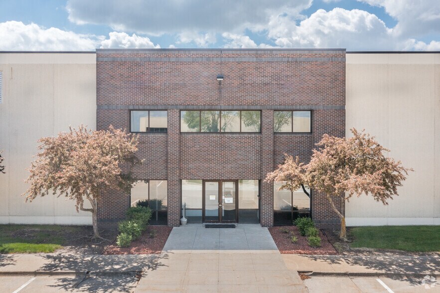 4360 112th St, Urbandale, IA à louer - Photo du bâtiment - Image 3 de 9