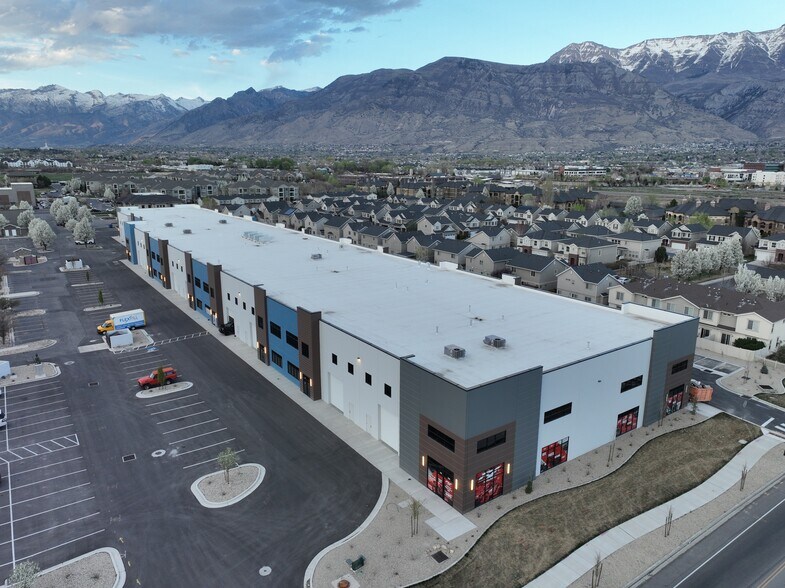 2416 W 700 S, Pleasant Grove, UT à louer - Photo du bâtiment - Image 2 de 5