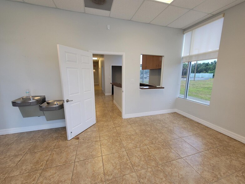 18316 Murdock Cir, Port Charlotte, FL à louer - Hall d’entrée - Image 3 de 6