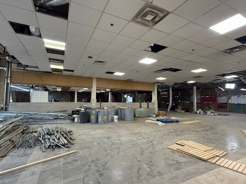 8202 45th Ave, Elmhurst, NY for lease - Building Photo - Image 3 of 8