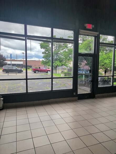 45788 Woodward Ave, Pontiac, MI for lease - Interior Photo - Image 3 of 18