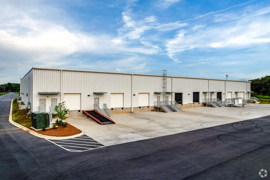 1814 Westinghouse Blvd, Charlotte, NC à louer - Photo du bâtiment - Image 3 de 4