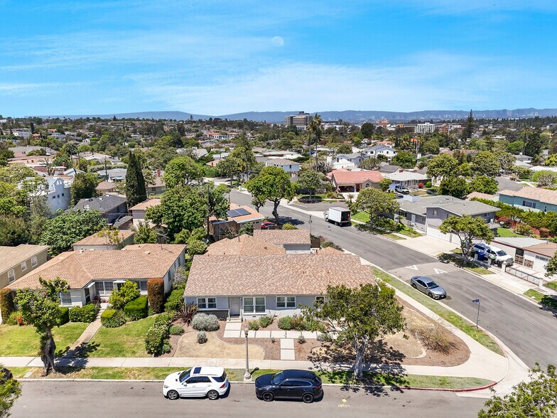 7803 Flight Ave, Los Angeles, CA à vendre - Photo du bâtiment - Image 3 de 17