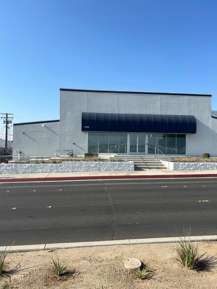 4765 E Ramon Rd, Palm Springs, CA à vendre - Photo du bâtiment - Image 3 de 14