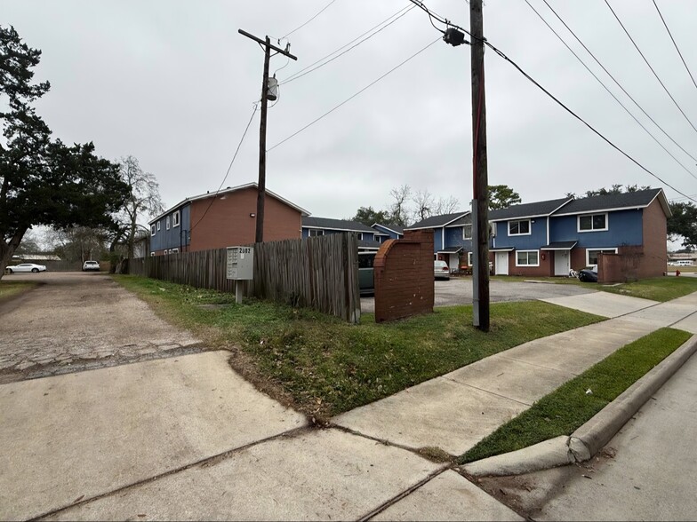1904 Mustang Rd, Alvin, TX for sale - Building Photo - Image 3 of 7