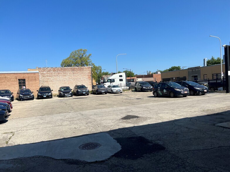 4516 N Elston Ave, Chicago, IL à vendre - Photo du bâtiment - Image 2 de 11