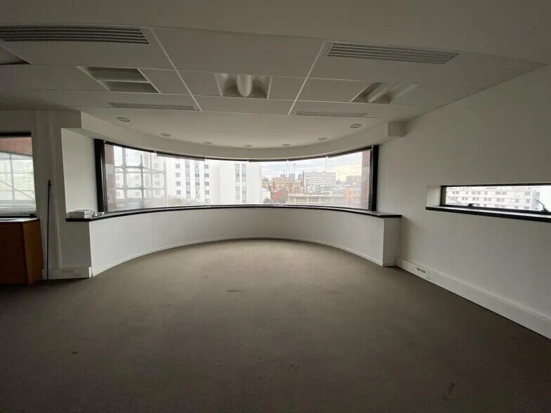 Bureau dans Ivry-sur-Seine à vendre - Photo du bâtiment - Image 2 de 16