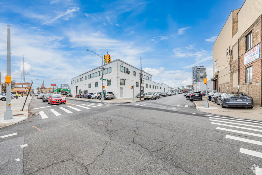 4933 31st Pl, Long Island City, NY for lease - Building Photo - Image 2 of 5