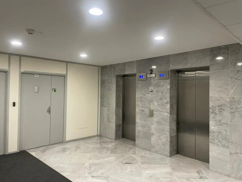 Office in Bordeaux for lease - Lobby - Image 3 of 7