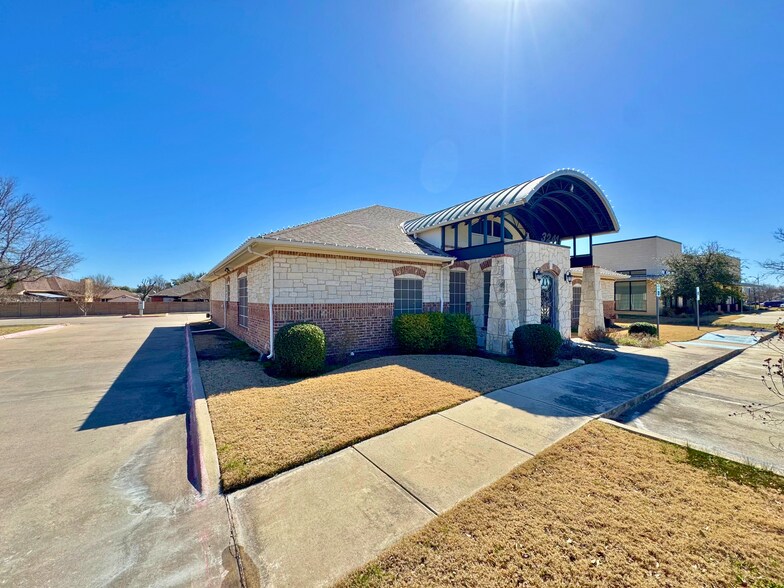 3241 S Carrier Pky, Grand Prairie, TX à vendre - Photo du bâtiment - Image 1 de 12