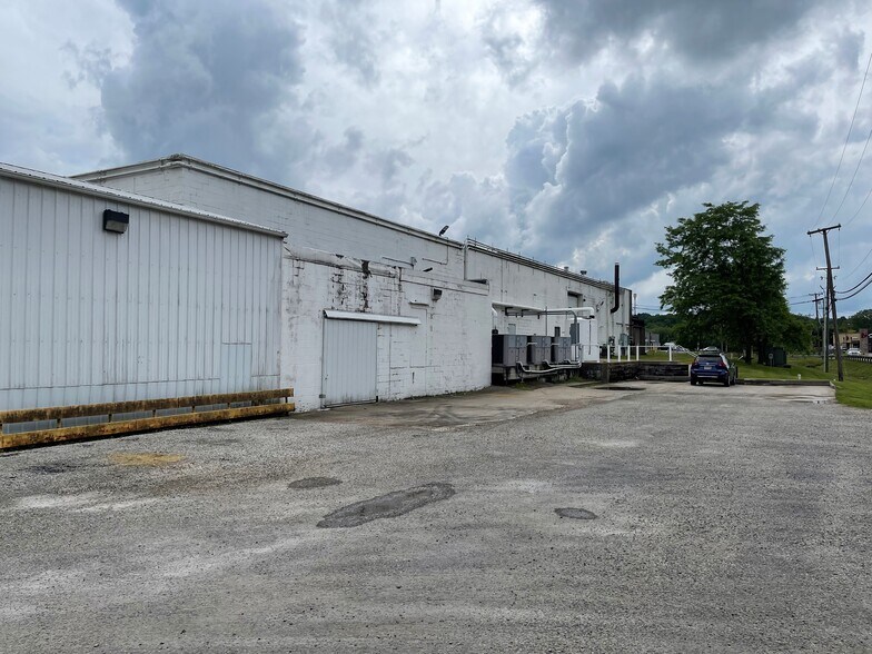 1597 S Washington St, Millersburg, OH à louer - Photo du bâtiment - Image 3 de 11
