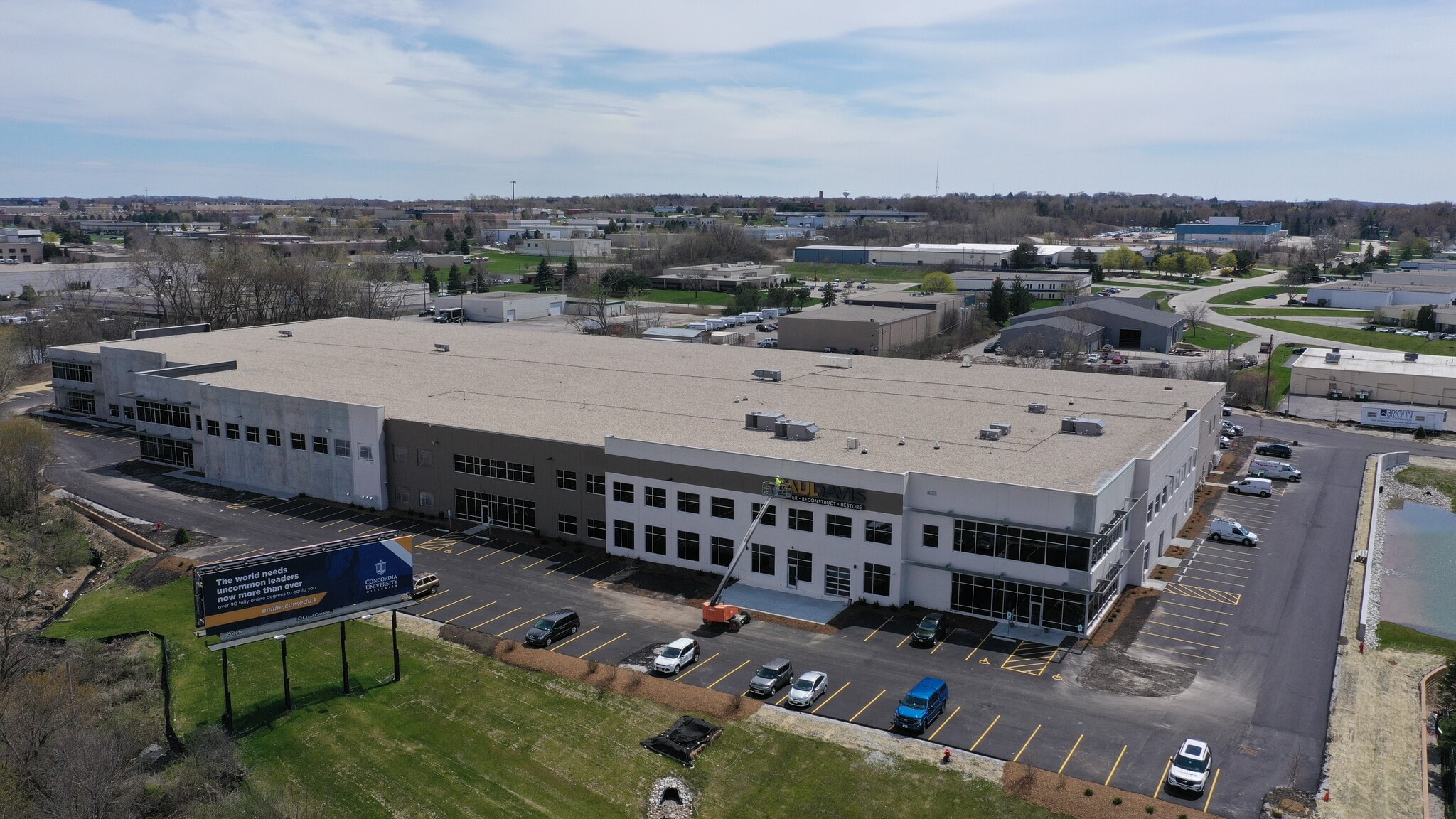 W226N918 Northmound Dr, Pewaukee, WI for lease Primary Photo- Image 1 of 8