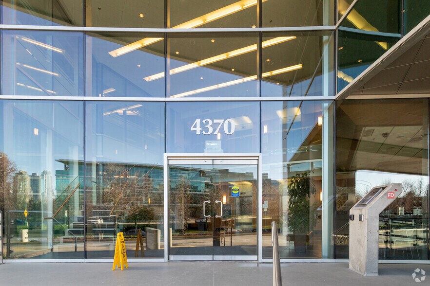 4370 Still Creek Dr, Burnaby, BC à louer - Photo du bâtiment - Image 3 de 8