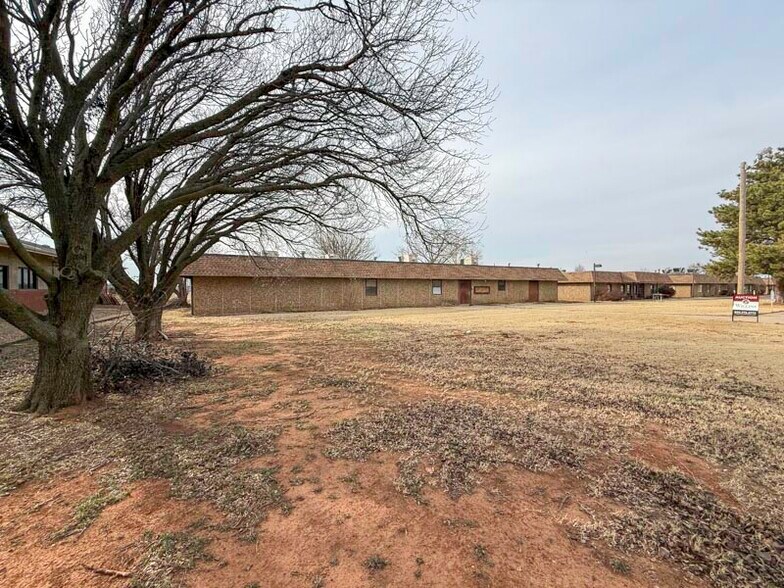 70 N 31st St, Clinton, OK à vendre - Photo du bâtiment - Image 2 de 38