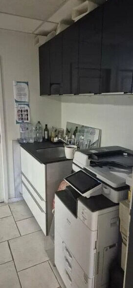 Retail in Massieux for sale - Interior Photo - Image 3 of 5