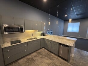 2100 N Orange Ave, Orlando, FL for lease Building Photo- Image 2 of 3