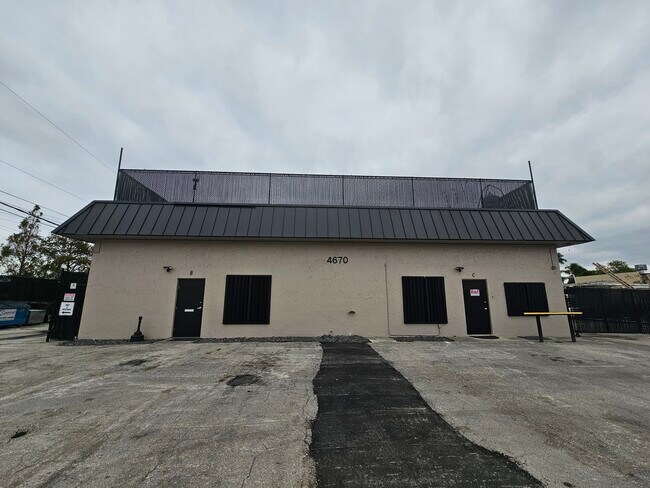 Plus de détails pour 4670 SW 83rd Ter, Davie, FL - Industriel à louer