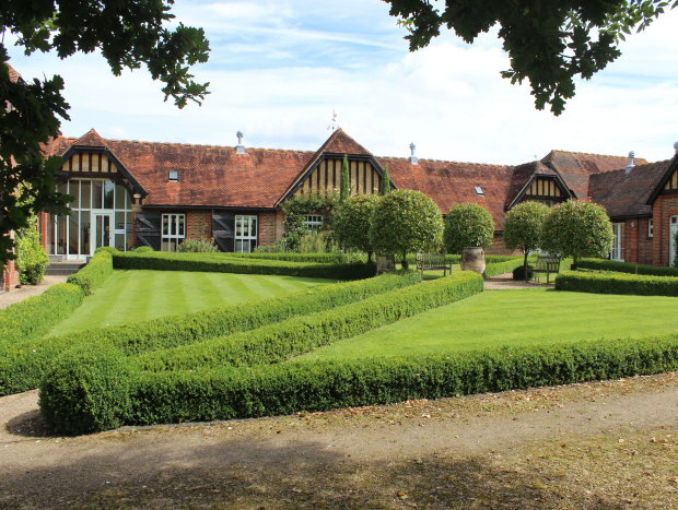 Coolham Rd, West Grinstead à louer - Photo du bâtiment - Image 1 de 4