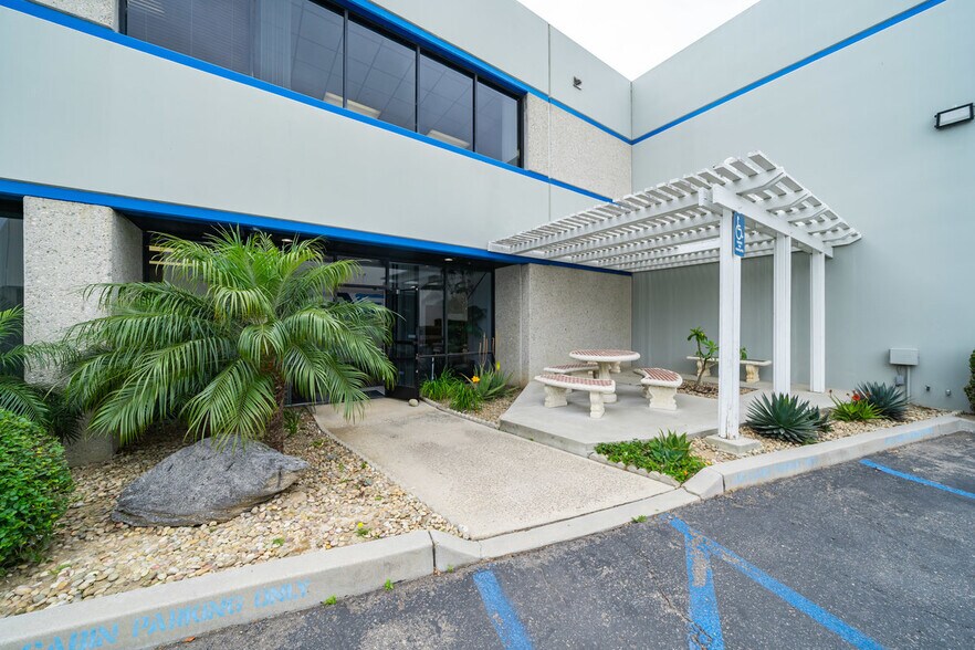 231 W Blueridge Ave, Orange, CA à vendre - Photo du bâtiment - Image 3 de 64