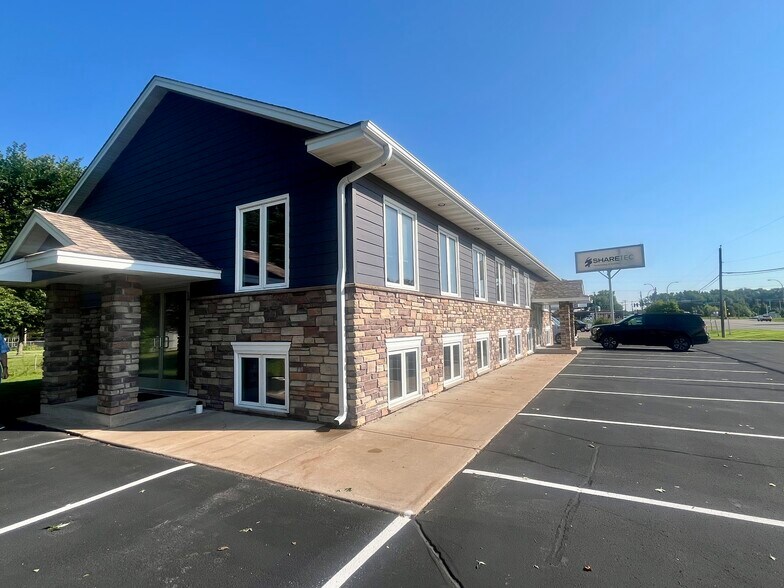 7989 Lake Dr, Circle Pines, MN à vendre - Photo du bâtiment - Image 2 de 8