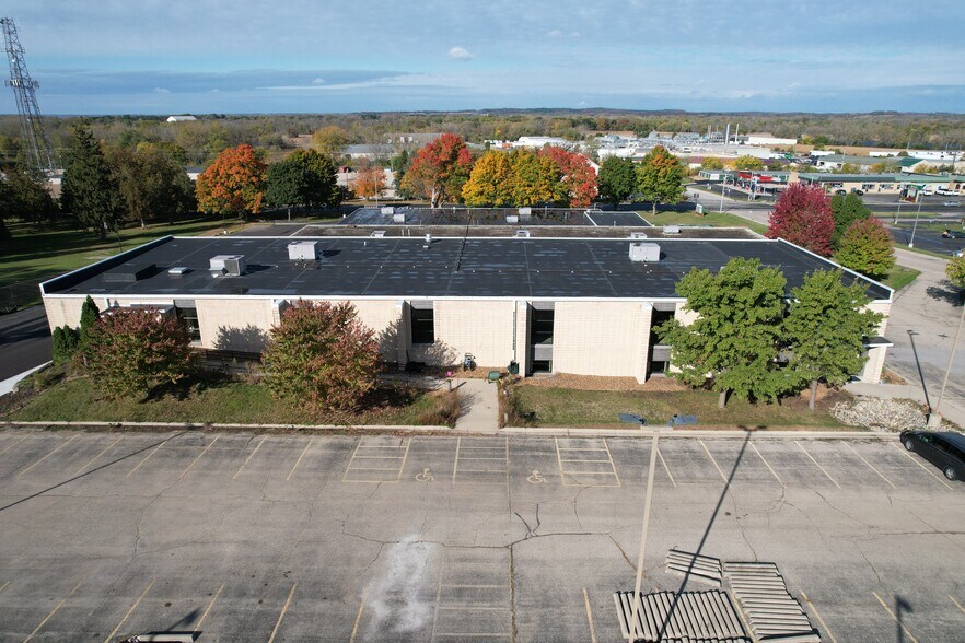 1233 Janesville Ave, Fort Atkinson, WI à louer - Photo du bâtiment - Image 2 de 7