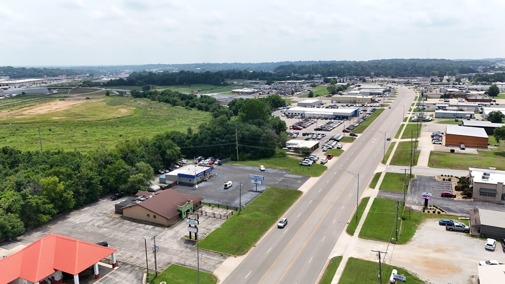 1710 Porter Wagoner Blvd, West Plains, MO for sale - Building Photo - Image 3 of 7