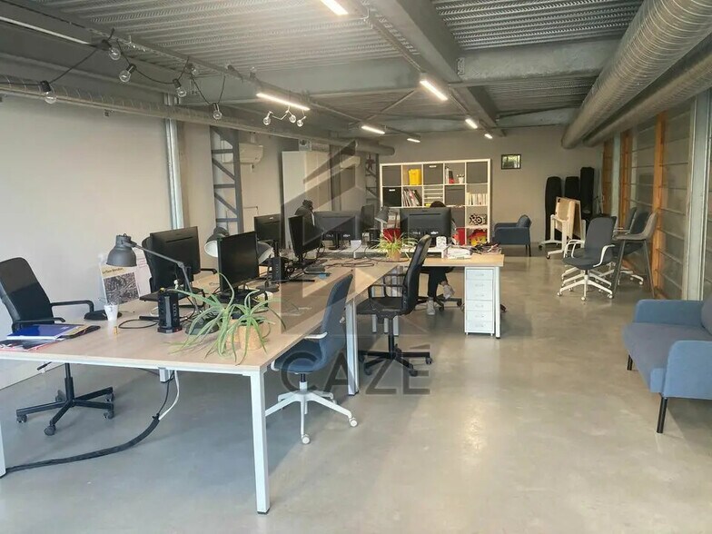 Office in Floirac for lease - Interior Photo - Image 2 of 12