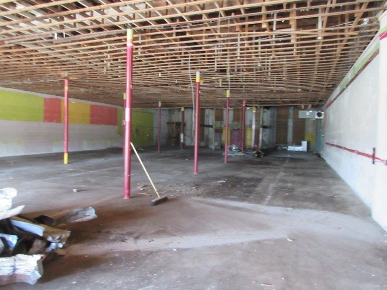 423 E Davis St, Luling, TX for lease - Interior Photo - Image 3 of 4