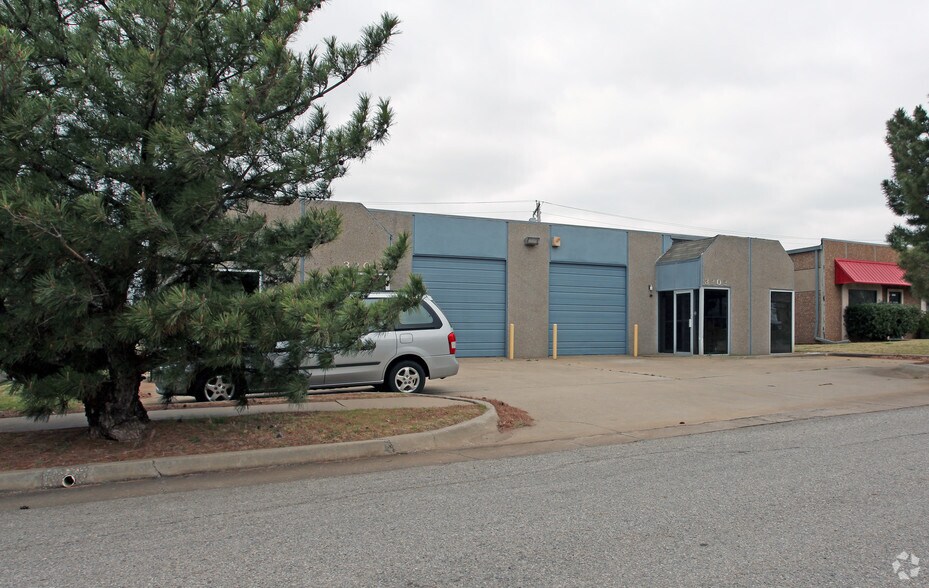 3200-3202 Teakwood Ave, Edmond, OK for sale - Building Photo - Image 2 of 4