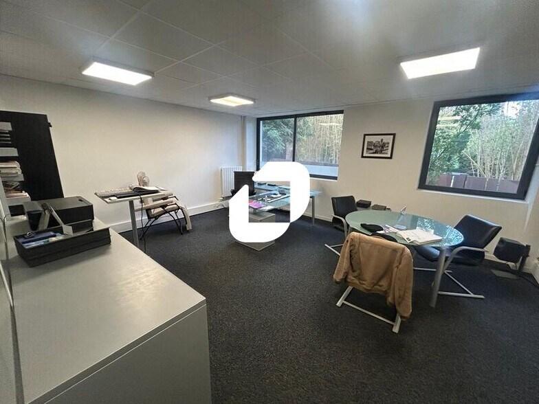 Bureau dans Rueil-Malmaison à vendre - Photo du bâtiment - Image 3 de 8