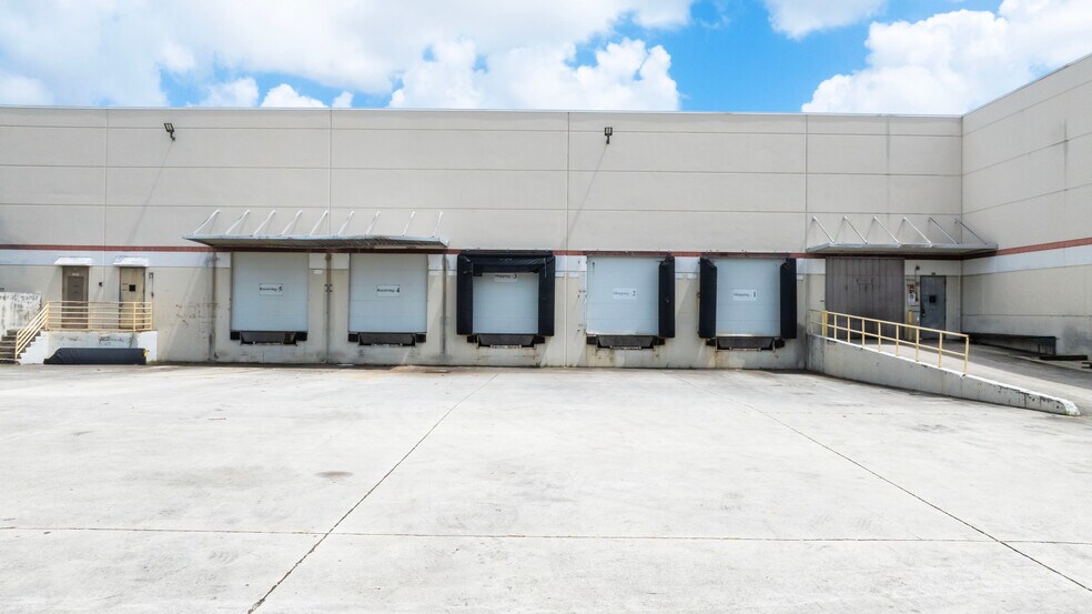 13800 Logistics Center, Sunrise, FL à louer - Photo du bâtiment - Image 2 de 3