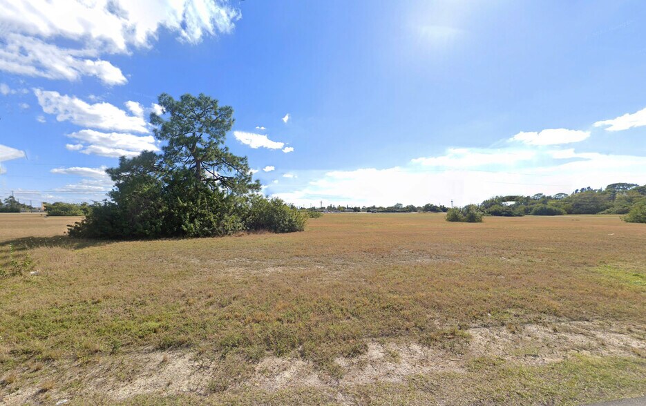 566 4th ter, Cape Coral, FL for sale - Site Plan - Image 1 of 2