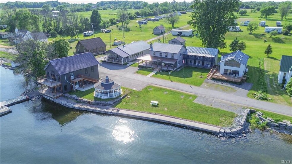 18835 S Shore Rd, Three Mile Bay, NY à vendre - Photo du bâtiment - Image 1 de 13