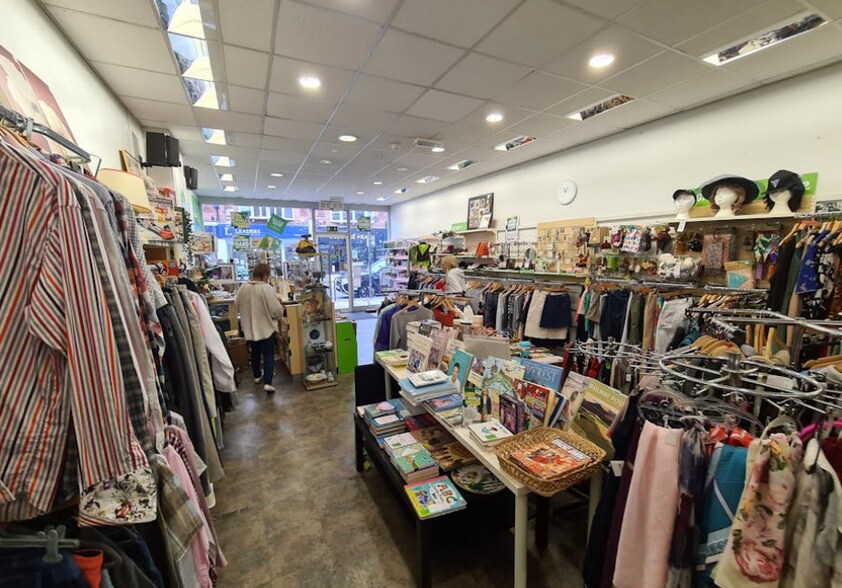 17 High St, Weybridge à louer - Photo intérieure - Image 2 de 5