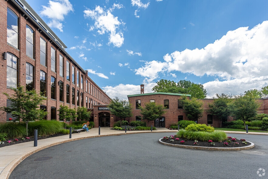 480 Pleasant St, Watertown, MA à louer - Photo du bâtiment - Image 2 de 9