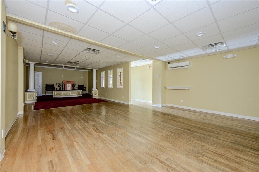 32-38 Roosevelt Ave, Valley Stream, NY for lease - Building Photo - Image 2 of 7