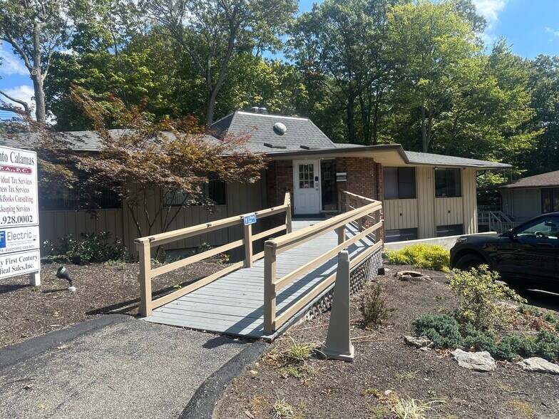640 Belle Terre Rd, Port Jefferson, NY à louer - Photo du bâtiment - Image 1 de 23