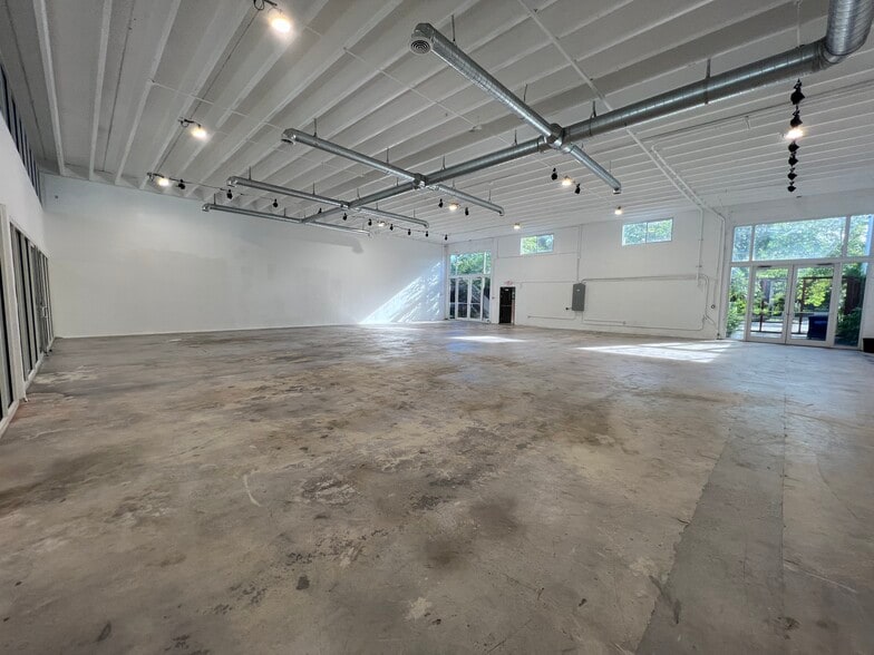 6240 NE 4th Ct, Miami, FL for lease - Building Photo - Image 3 of 8