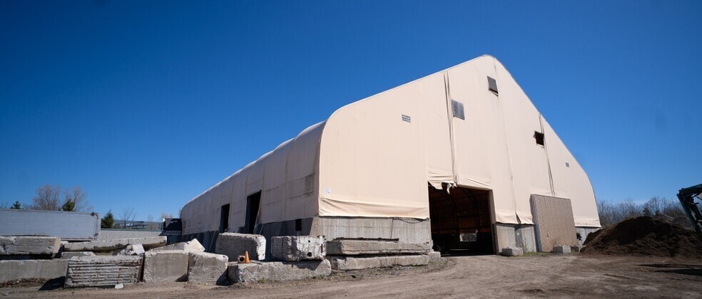 1515 Thornton Rd N, Oshawa, ON à vendre - Photo principale - Image 3 de 4