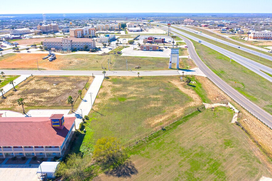 475 Mars Dr, Cotulla, TX for sale - Building Photo - Image 1 of 9