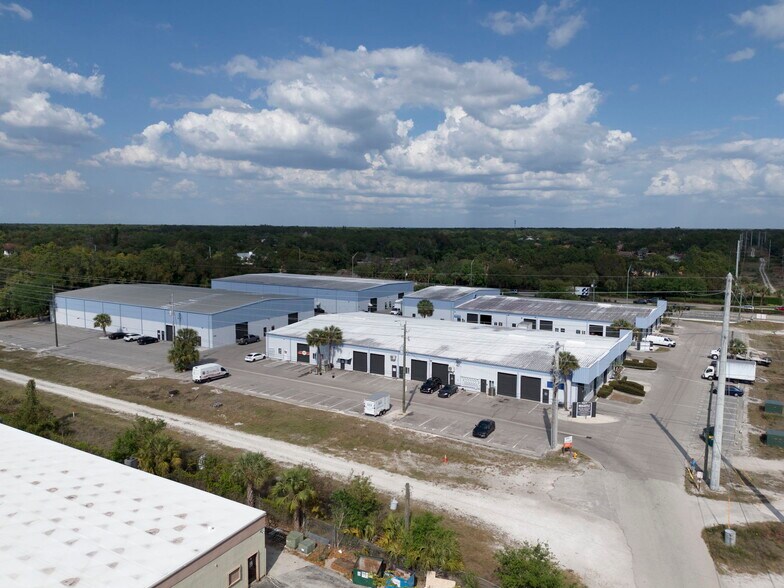 4755 Mercantile Ave, Naples, FL à louer - Photo du bâtiment - Image 3 de 16