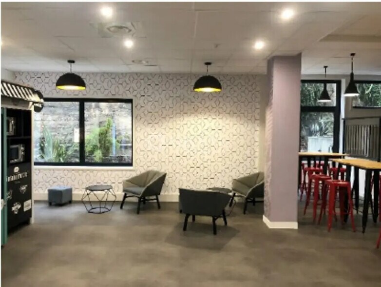 Office in Levallois-Perret for lease - Building Photo - Image 2 of 8