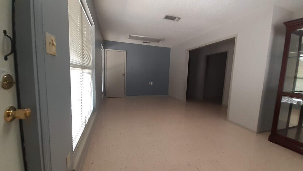 1011 W San Antonio St, Lockhart, TX à louer - Photo du bâtiment - Image 2 de 6