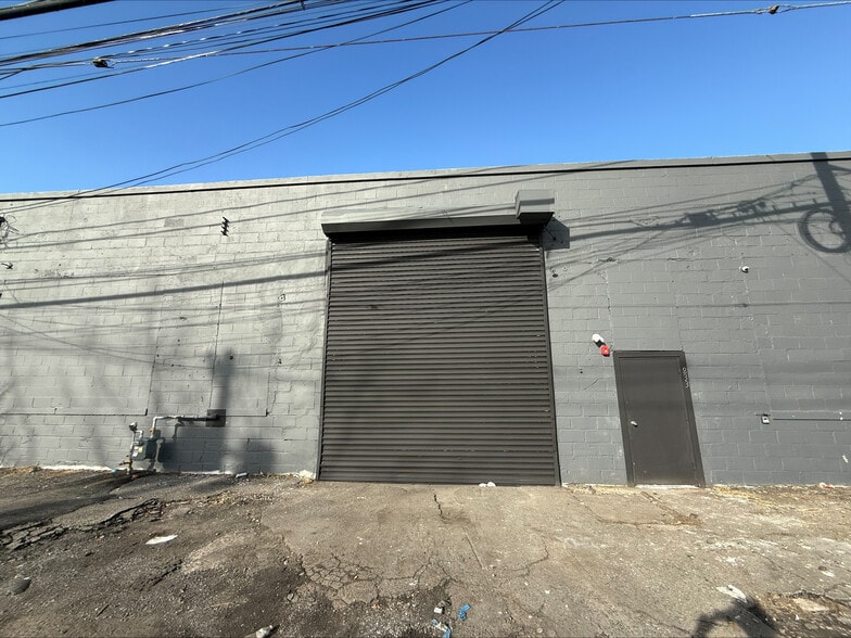 833 Bond St, Elizabeth, NJ à louer - Photo du bâtiment - Image 3 de 9