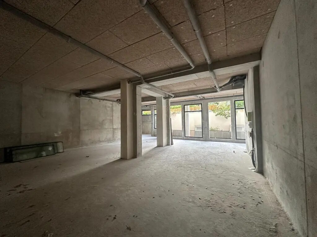 Retail in Clichy for lease Building Photo- Image 1 of 10