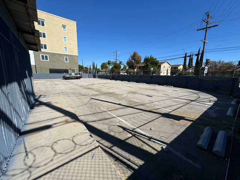 13607 Saticoy St, Van Nuys, CA for lease - Building Photo - Image 3 of 14