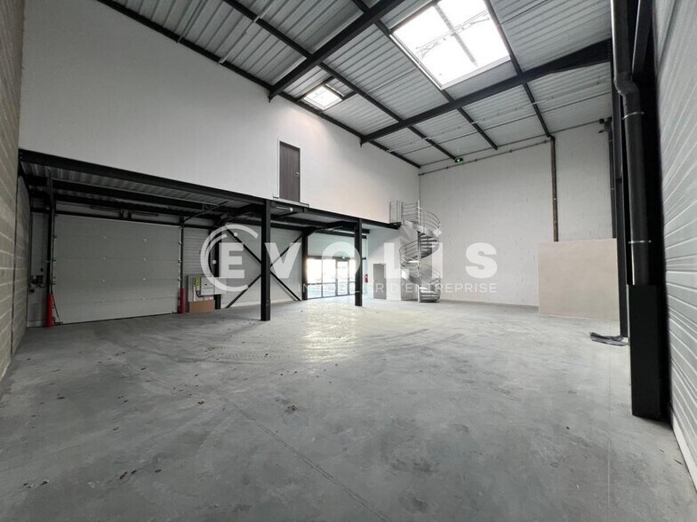 6 Rue De Bretagne, Saint-Quentin-Fallavier for lease - Interior Photo - Image 3 of 20
